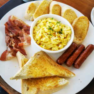 Ovos Mexidos Com Bacon, Salsicha, Torradas e Pão