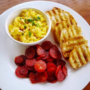 Ovos Mexidos com Chouriço e Pão