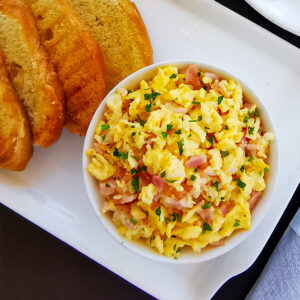 Ovos Mexidos com Queijo, Fiambre e Pão.